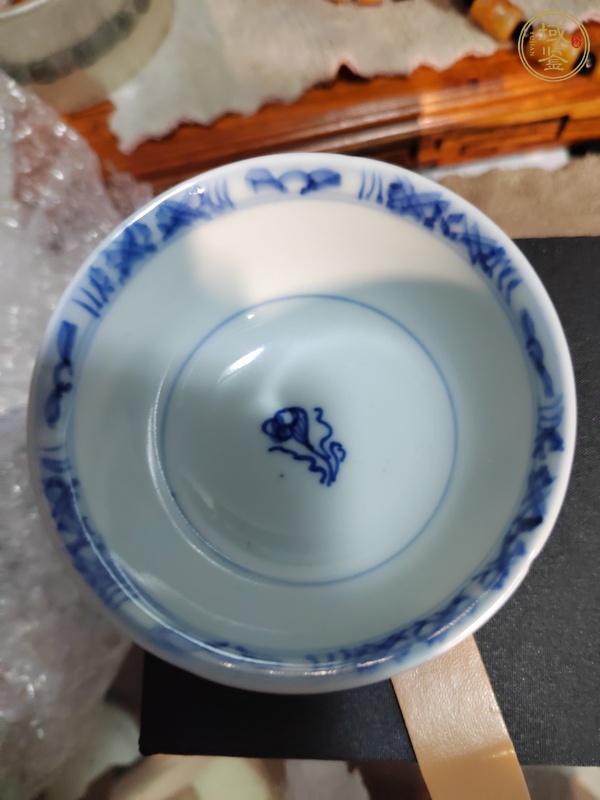 古玩陶瓷清康熙—雍正 青花葡萄紋杯真品鑒賞圖