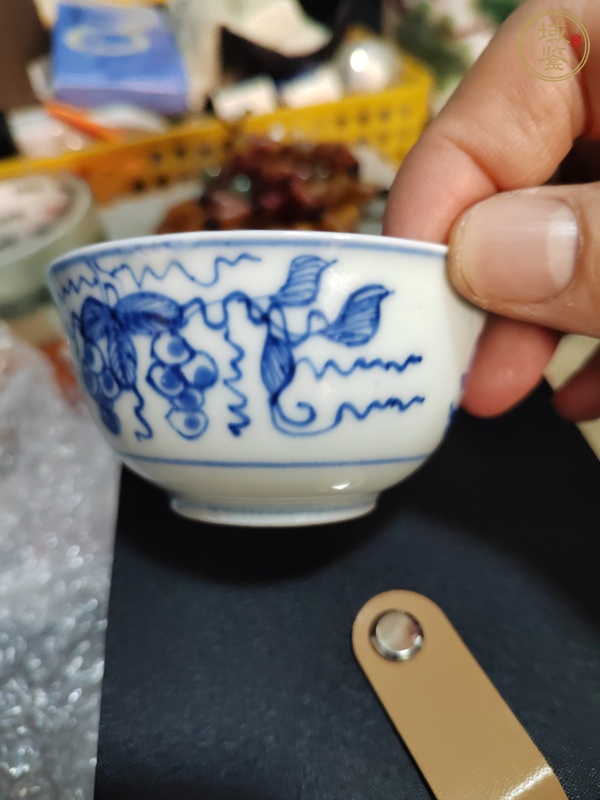 古玩陶瓷清康熙—雍正 青花葡萄紋杯真品鑒賞圖