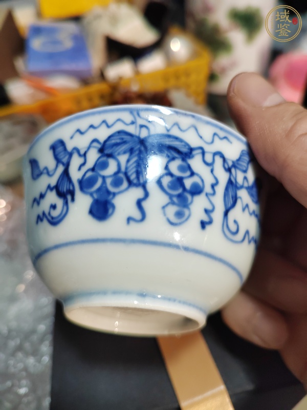 古玩陶瓷清康熙—雍正 青花葡萄紋杯真品鑒賞圖