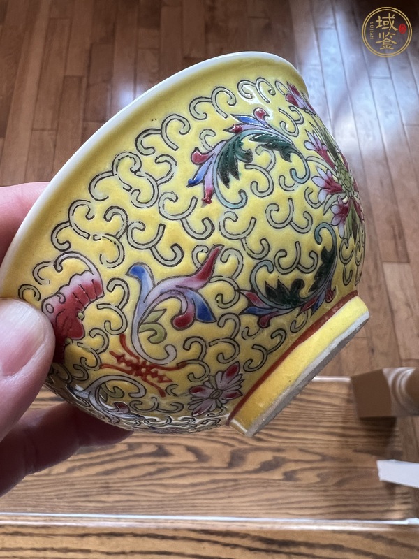 古玩陶瓷黃地粉彩福壽紋碗真品鑒賞圖
