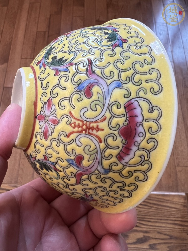 古玩陶瓷黃地粉彩福壽紋碗真品鑒賞圖