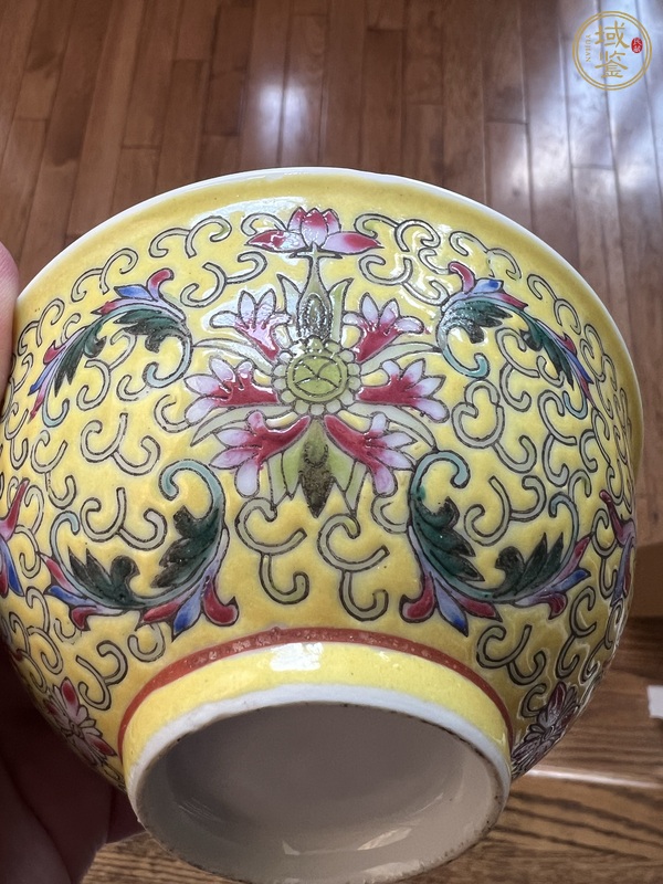 古玩陶瓷黃地粉彩福壽紋碗真品鑒賞圖