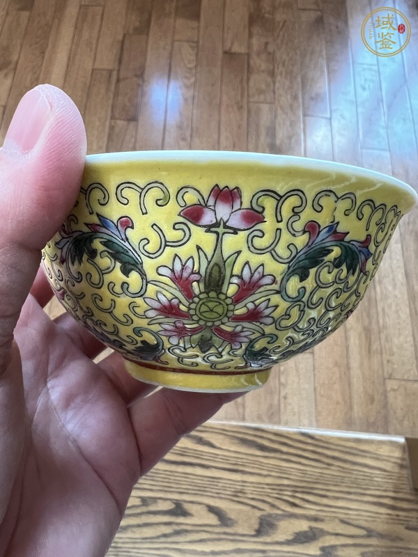 古玩陶瓷黃地粉彩福壽紋碗真品鑒賞圖