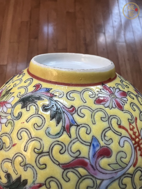 古玩陶瓷黃地粉彩福壽紋碗真品鑒賞圖