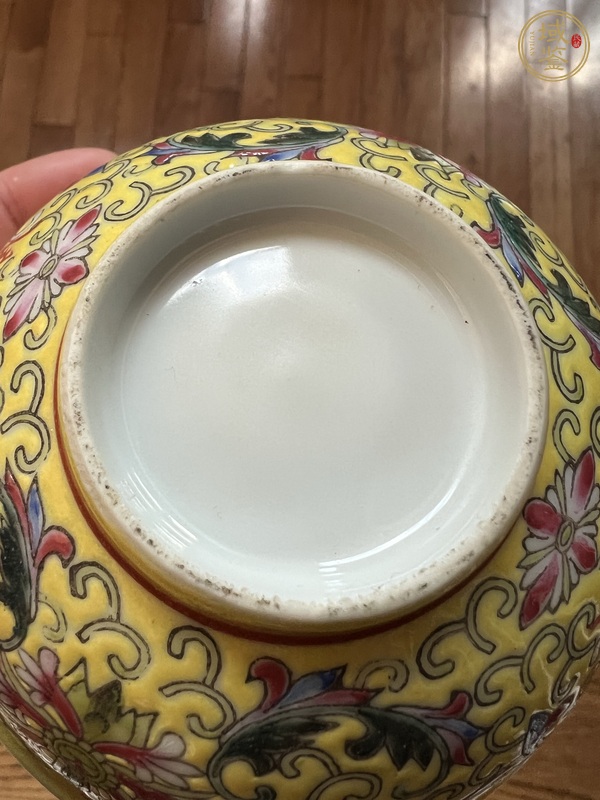 古玩陶瓷黃地粉彩福壽紋碗真品鑒賞圖
