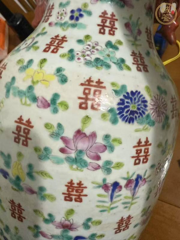 古玩陶瓷清晚期 粉彩喜字紋瓶真品鑒賞圖