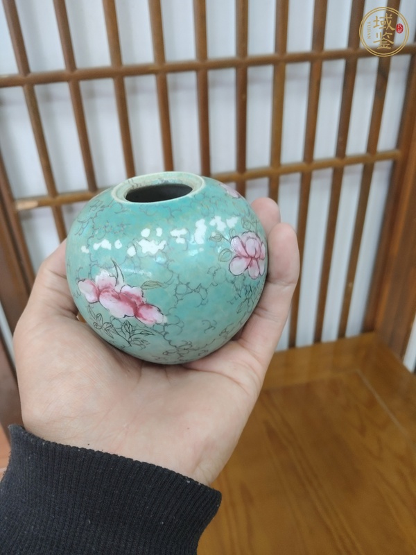 古玩陶瓷松石綠粉彩花卉紋罐真品鑒賞圖