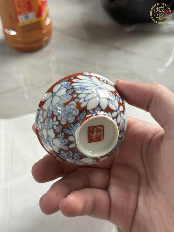 古玩陶瓷青花礬紅留白花卉紋杯真品鑒賞圖