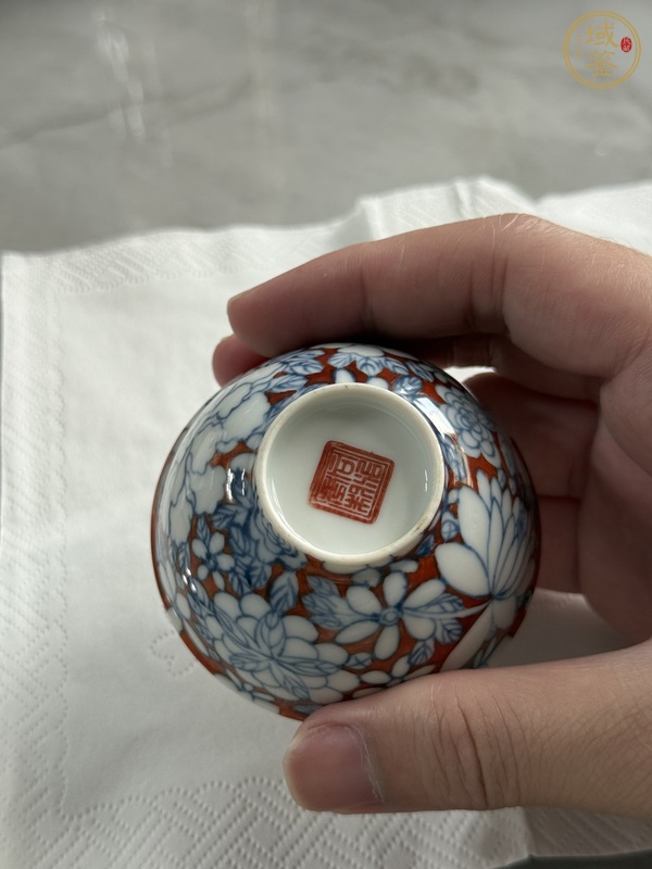古玩陶瓷青花礬紅留白花卉紋杯真品鑒賞圖