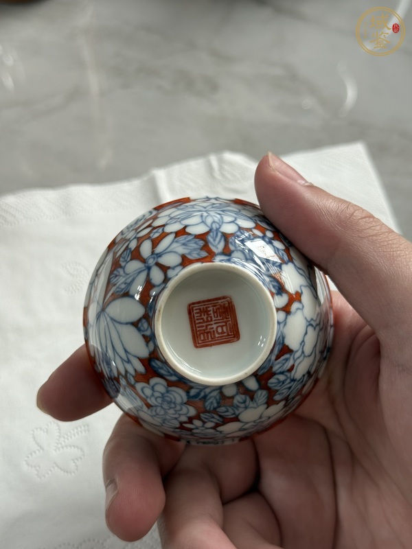 古玩陶瓷青花礬紅留白花卉紋杯真品鑒賞圖