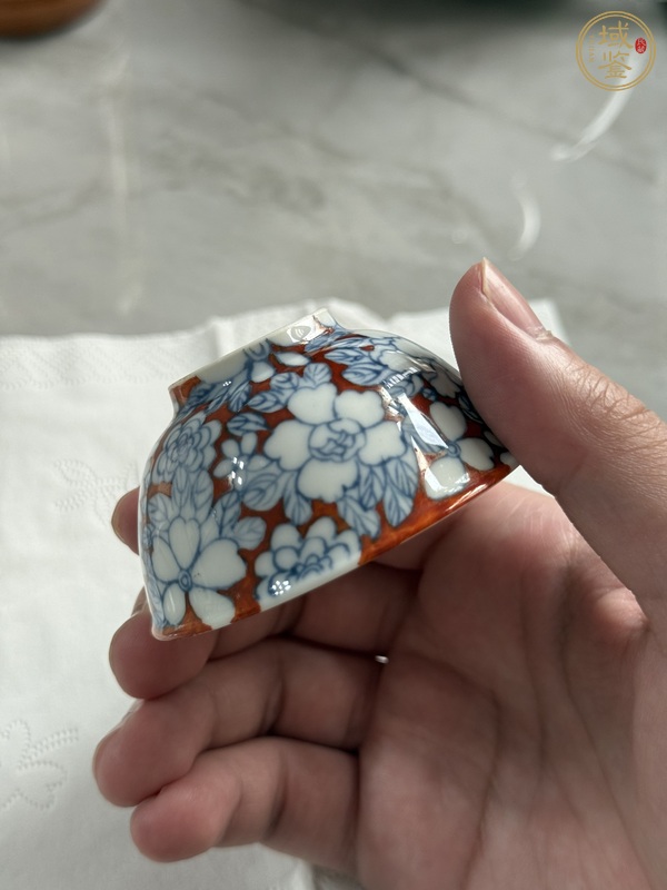古玩陶瓷青花礬紅留白花卉紋杯真品鑒賞圖