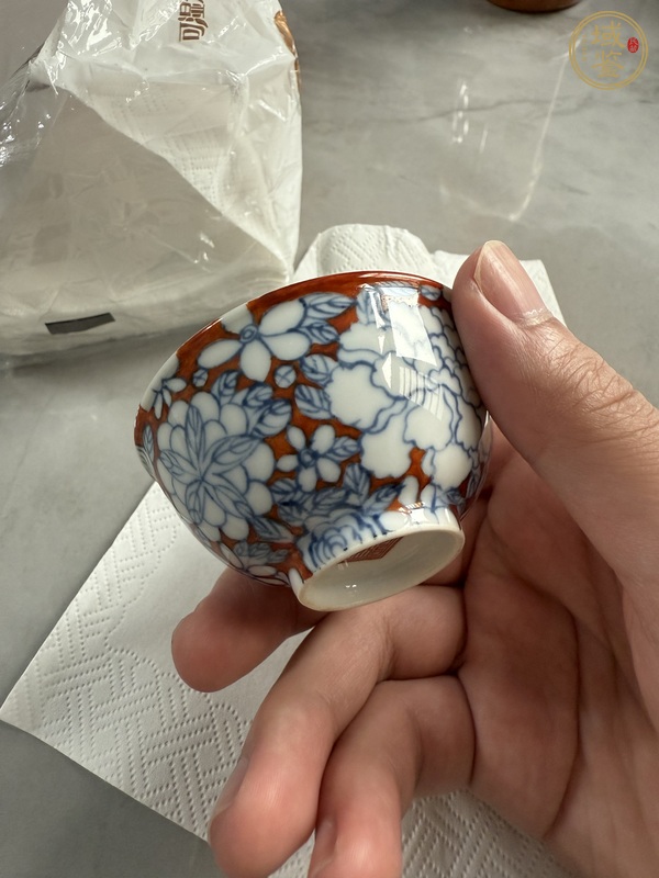 古玩陶瓷青花礬紅留白花卉紋杯真品鑒賞圖