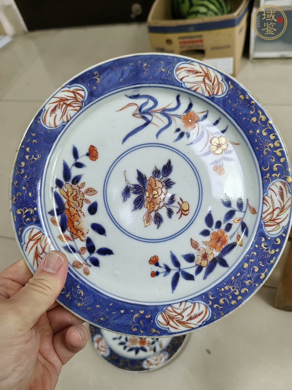 古玩陶瓷青花礬紅描金花卉紋盤真品鑒賞圖