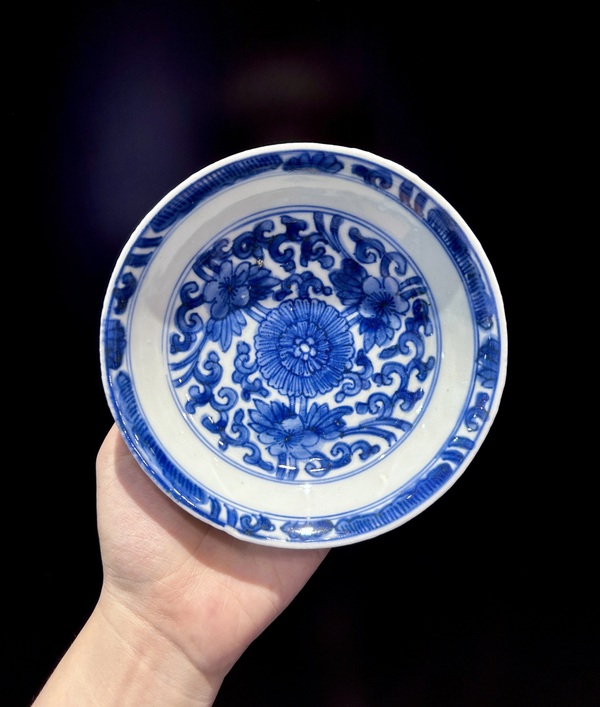 古玩轉(zhuǎn)賣康熙青花花卉盤拍賣，當(dāng)前價(jià)格1588元
