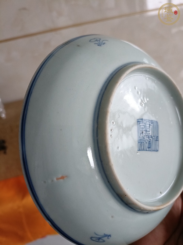 古玩陶瓷乾隆淡描青花盤真品鑒賞圖