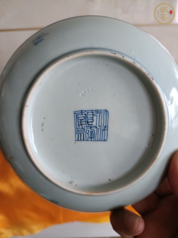 古玩陶瓷乾隆淡描青花盤真品鑒賞圖