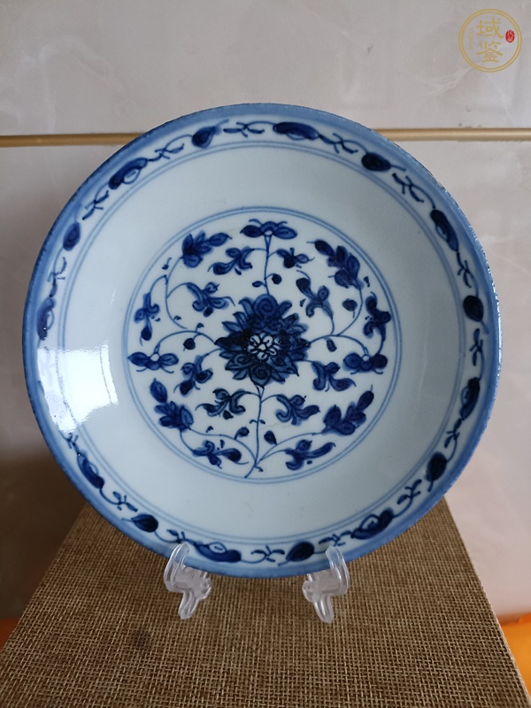 古玩陶瓷清乾隆青花纏枝花卉紋盤真品鑒賞圖