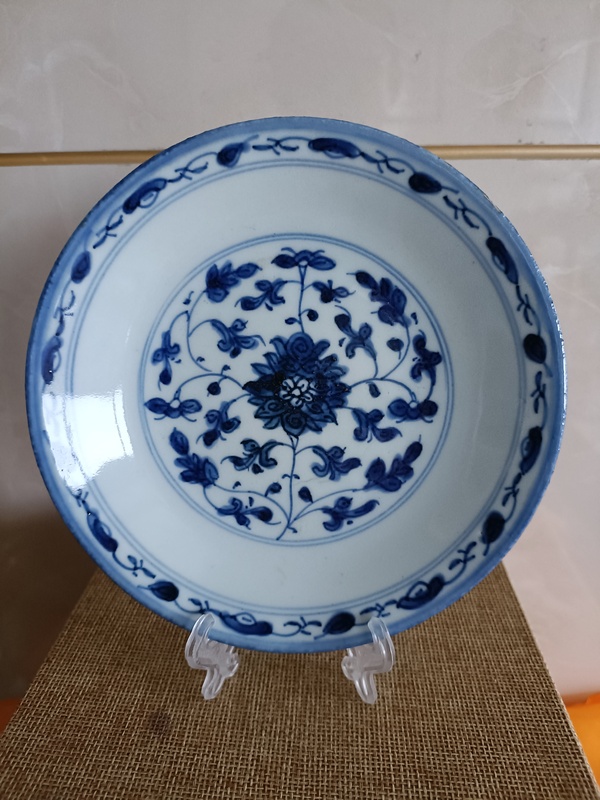 古玩轉(zhuǎn)賣清乾隆本朝款青花纏枝花卉紋賞盤拍賣,當(dāng)前價(jià)格1300元
