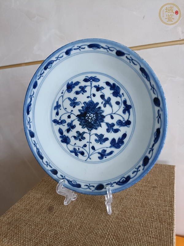 古玩陶瓷清乾隆青花纏枝花卉紋盤真品鑒賞圖