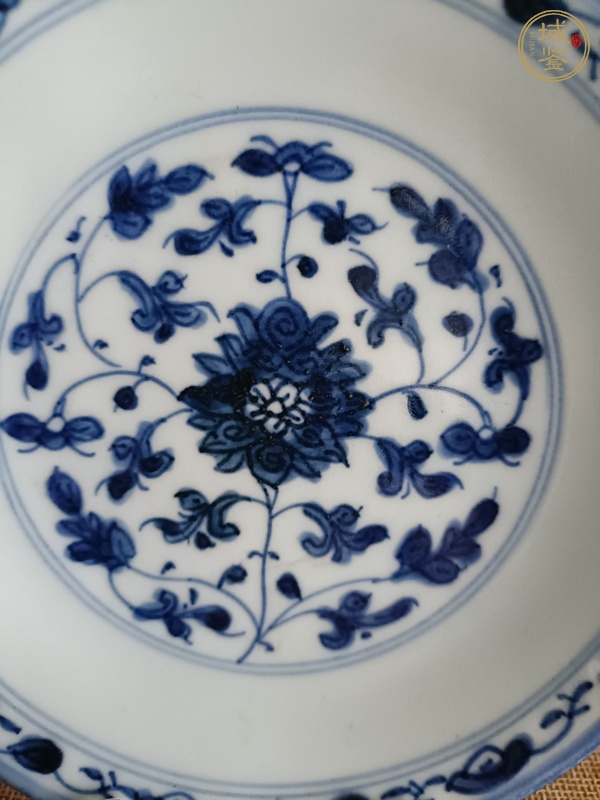 古玩陶瓷清乾隆青花纏枝花卉紋盤真品鑒賞圖