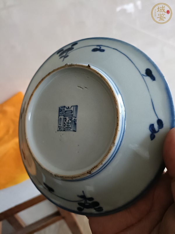 古玩陶瓷清乾隆青花纏枝花卉紋盤真品鑒賞圖