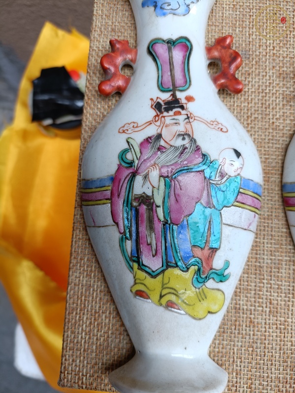 古玩陶瓷粉彩天官賜福壁瓶真品鑒賞圖