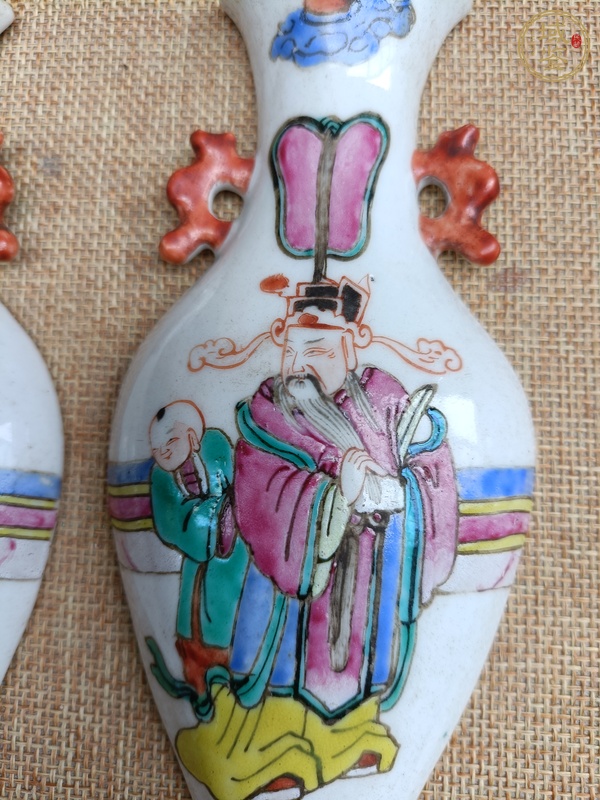 古玩陶瓷粉彩天官賜福壁瓶真品鑒賞圖