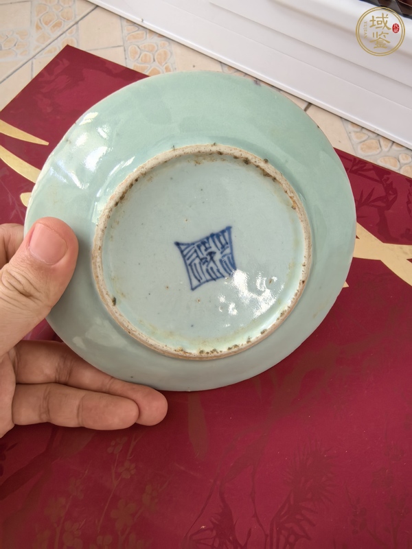 古玩陶瓷豆青釉廣彩花鳥紋盤真品鑒賞圖