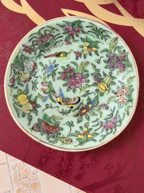 古玩轉(zhuǎn)賣清中期，豆青釉廣彩花鳥紋盤拍賣，當(dāng)前價格999元