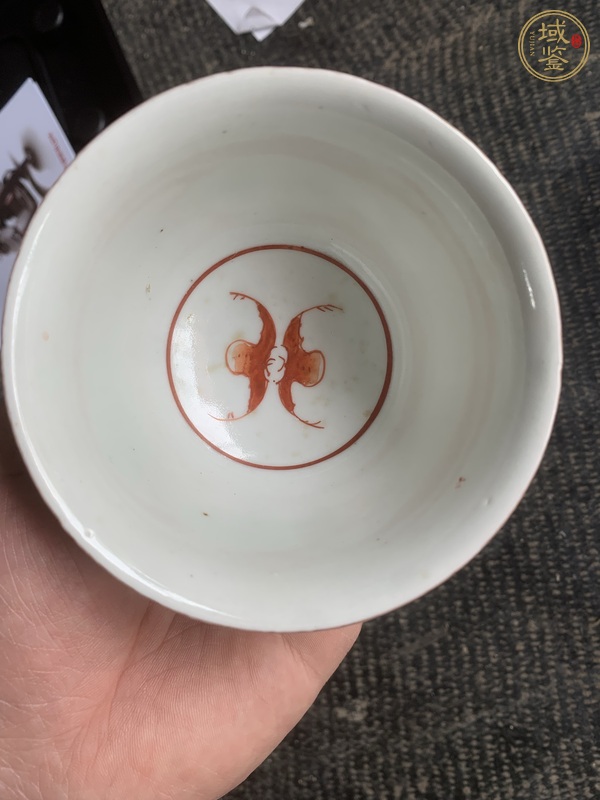 古玩陶瓷礬紅彩福壽紋杯真品鑒賞圖