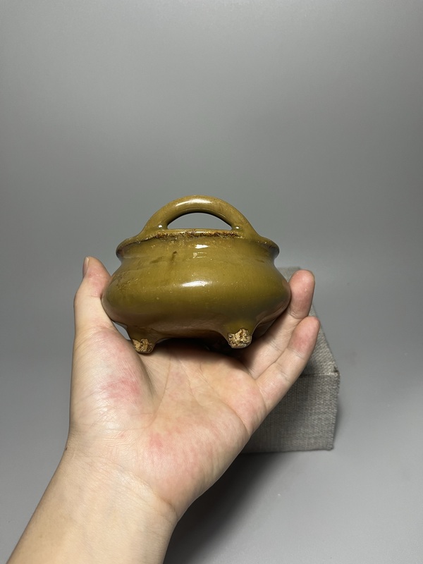 古玩陶瓷鱔魚黃三足鳳眼香爐拍賣，當(dāng)前價(jià)格1800元