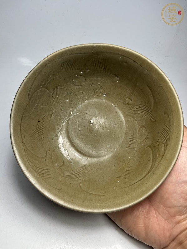 古玩陶瓷青釉刻花茶碗真品鑒賞圖