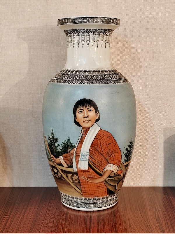 古玩陶瓷文革油畫(huà)彩人物盤(pán)口瓶拍賣(mài)，當(dāng)前價(jià)格15000元