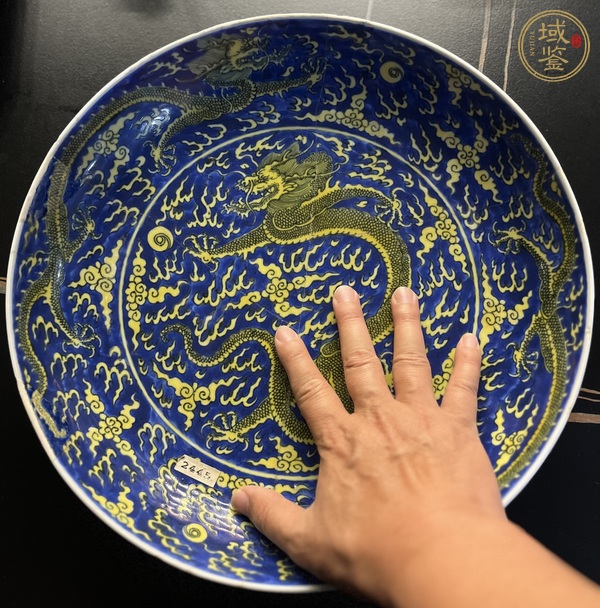 古玩陶瓷清康熙青花地黃彩云龍趕珠紋盤真品鑒賞圖