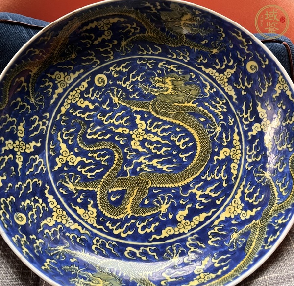 古玩陶瓷清康熙青花地黃彩云龍趕珠紋盤真品鑒賞圖