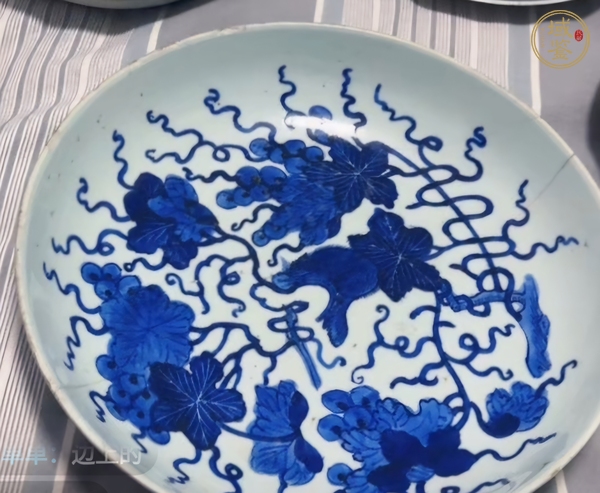 古玩陶瓷松鼠葡萄紋青花盤真品鑒賞圖