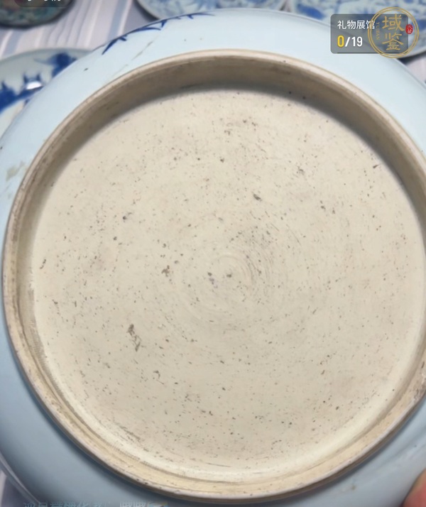 古玩陶瓷松鼠葡萄紋青花盤真品鑒賞圖