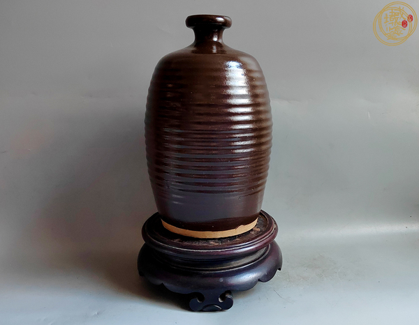 古玩陶瓷明代醬紅釉旋紋梅瓶真品鑒賞圖