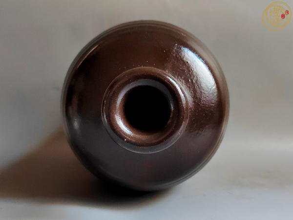 古玩陶瓷明代醬紅釉旋紋梅瓶真品鑒賞圖
