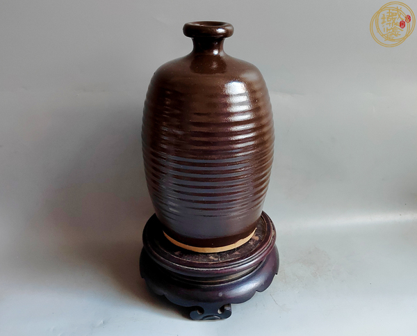 古玩陶瓷明代醬紅釉旋紋梅瓶真品鑒賞圖