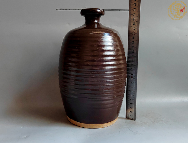 古玩陶瓷明代醬紅釉旋紋梅瓶真品鑒賞圖