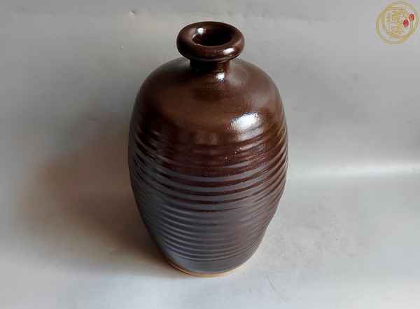 古玩陶瓷明代醬紅釉旋紋梅瓶真品鑒賞圖