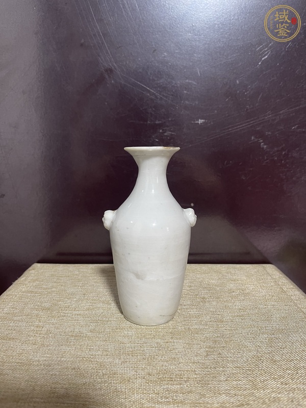 古玩陶瓷晚清白釉獅耳瓶真品鑒賞圖