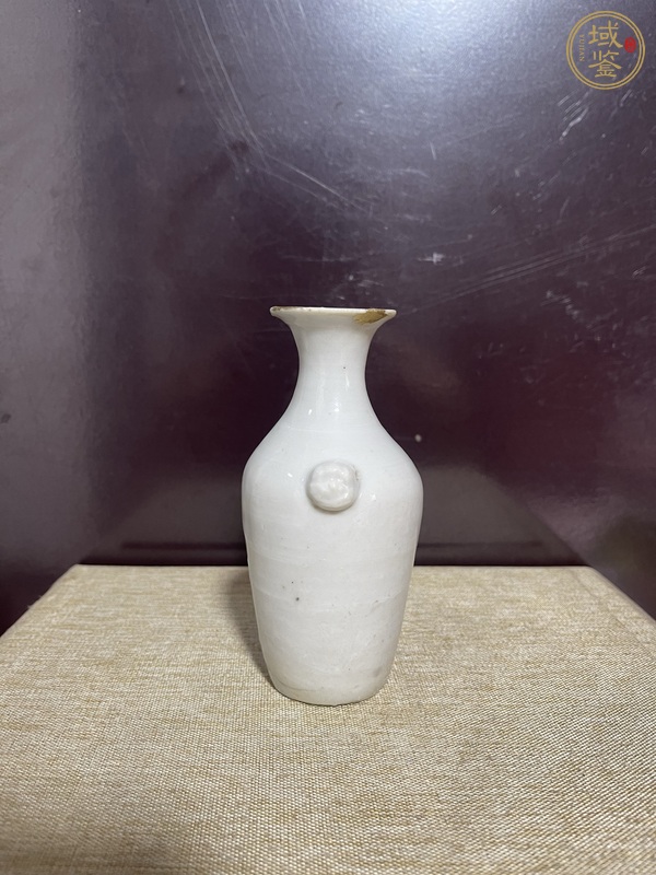 古玩陶瓷晚清白釉獅耳瓶真品鑒賞圖