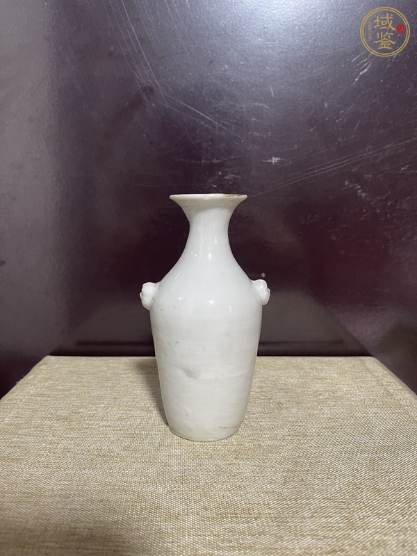 古玩陶瓷晚清白釉獅耳瓶真品鑒賞圖