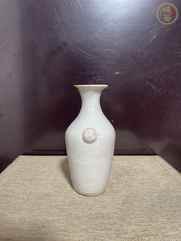 古玩陶瓷晚清白釉獅耳瓶真品鑒賞圖