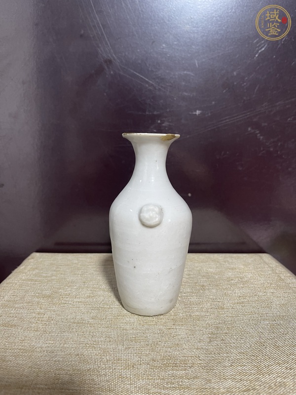 古玩陶瓷晚清白釉獅耳瓶真品鑒賞圖