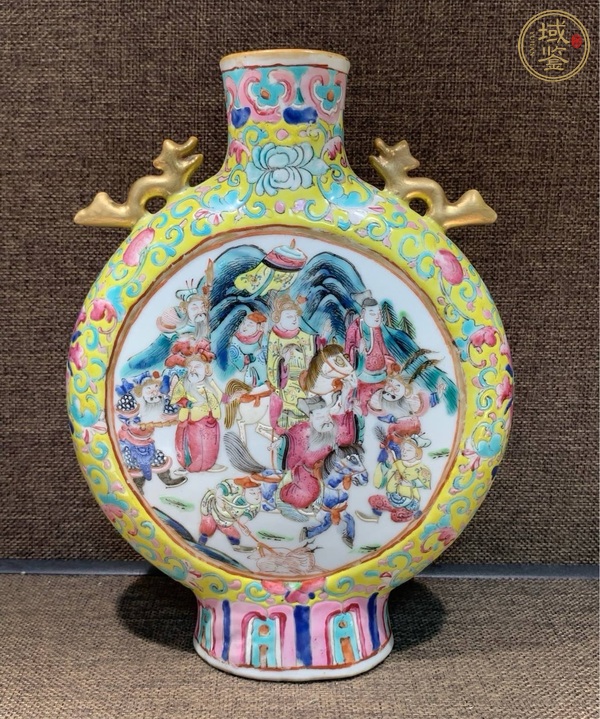 古玩陶瓷黃地開光粉彩人物故事紋龍耳抱月瓶真品鑒賞圖