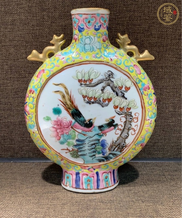 古玩陶瓷黃地開光粉彩人物故事紋龍耳抱月瓶真品鑒賞圖