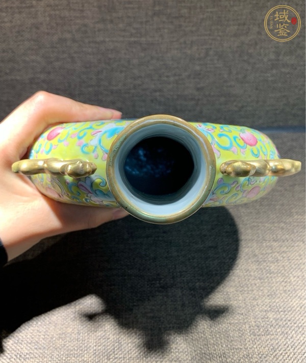 古玩陶瓷黃地開光粉彩人物故事紋龍耳抱月瓶真品鑒賞圖